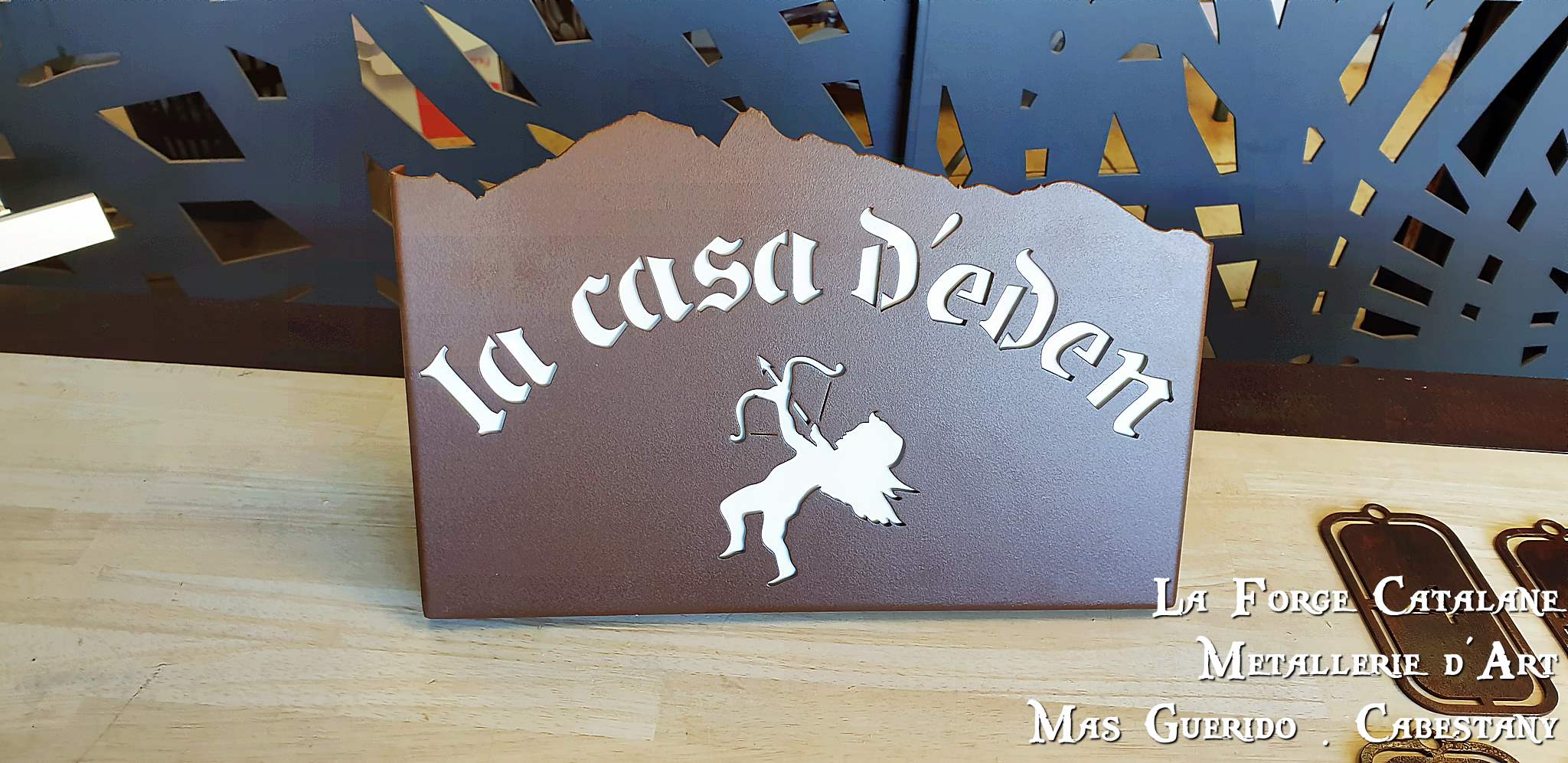 plaque maison en decoupe laser couleur mars forge catalane.jpg